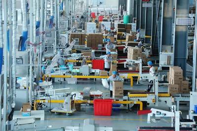 在山東辛化硅膠,工人在生產出口的水晶貓砂。資料片